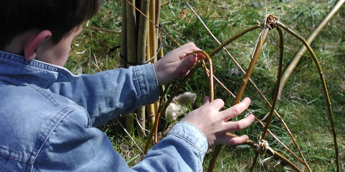 Beim Flechten von Weidenruten